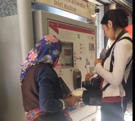 Video. Le condizioni in cui i turisti sono costretti a fare il biglietto alla Metro Colosseo. Qualcosa di impensabile in altre capitali europee