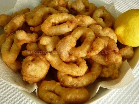 Fritto misto con anelli di totano, ciuffetti di calamaro e gamberi