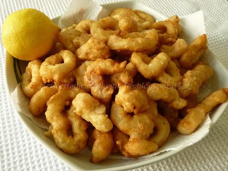 Fritto misto con anelli di totano, ciuffetti di calamaro e gamberi