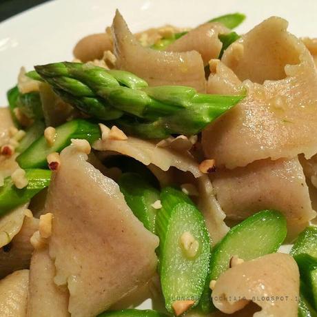 Trucioli di pasta di grano Saragolla De Castro con asparagi e colaturadi alici