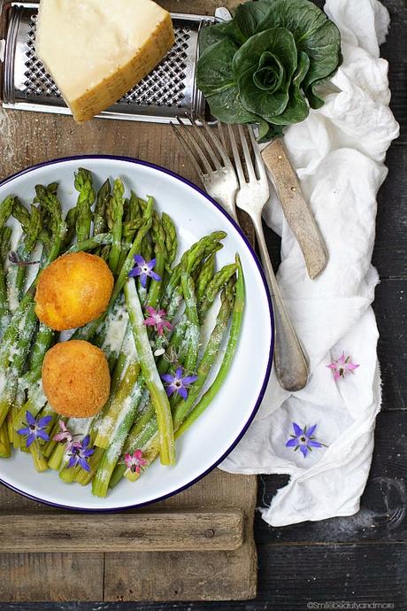 Uova fritte con asparagi