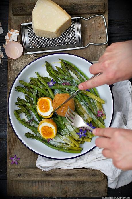 Uova fritte con asparagi