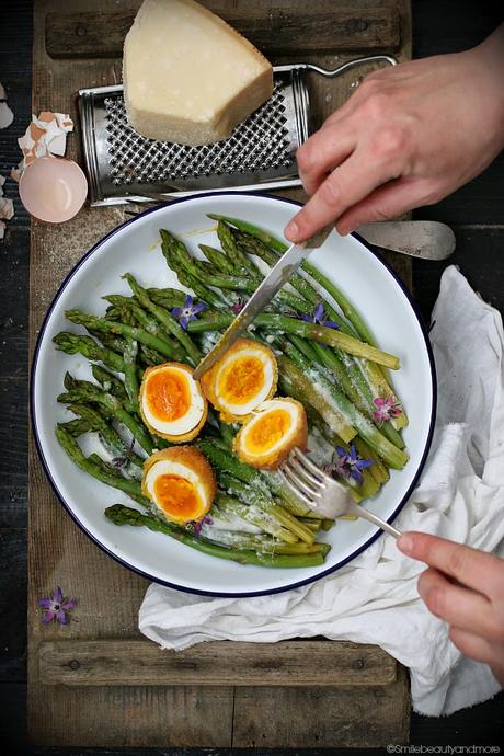 Uova fritte con asparagi