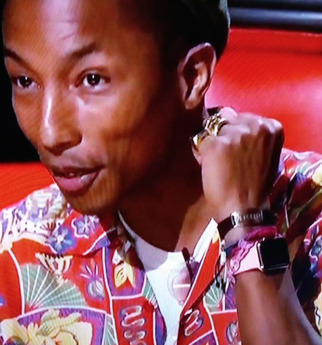 Pharrell Williams sfoggia in diretta Tv l'Apple Watch 