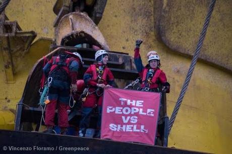 6 attivisti di Greenpeace scalano la piattaforma petrolifera Shell