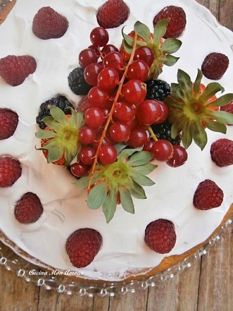 Torta con Crema di Lemon Curd Fragole e Frutti di Bosco - Senza Lattosio