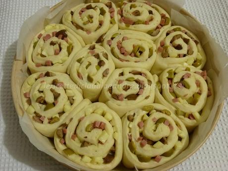 Roselline di pane con olive, wurstel e scamorza