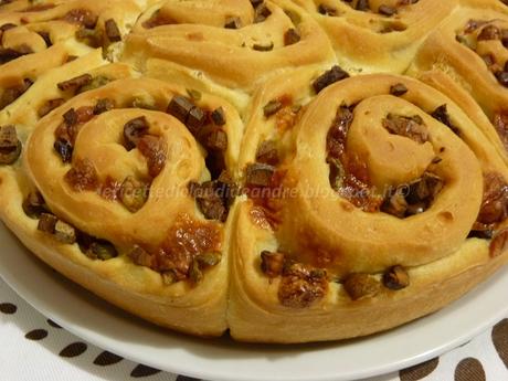 Roselline di pane con olive, wurstel e scamorza