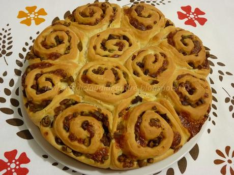 Roselline di pane con olive, wurstel e scamorza