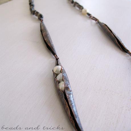 Collana con perle di fiume incastonate nel rame e quarzo