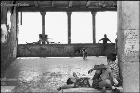 Francia. Regione delle Alpi dell'Alta Provenza. Città di Simiane-la-Rotonde. 1969. © Henri Cartier-Bresson/MAGNUM PHOTOS