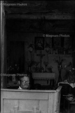 Portogallo. Beira Alta. Lamego. 1955. Uomo ripara scarpe all'interno della sua casa. © Henri Cartier-Bresson/MAGNUM PHOTOS