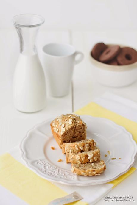 Piccoli banana bread vegani con farro e avena