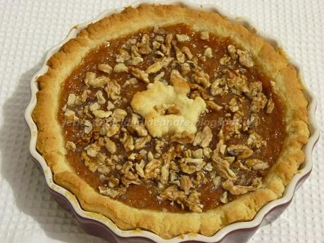 Crostata con noci, marmellata di mela cotogna e uva