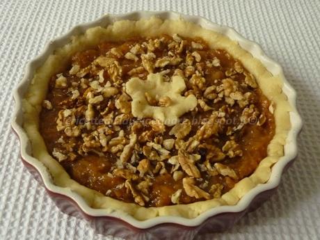 Crostata con noci, marmellata di mela cotogna e uva