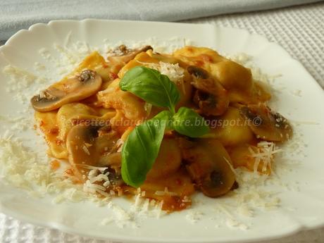 Ravioli ai funghi con sugo ai funghi