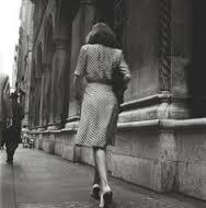 Risultati immagini per donna che cammina vintage