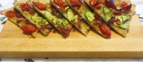 Schiacciata con zucchini, speck e datterini