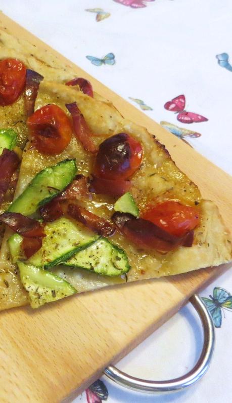 Schiacciata con zucchini, speck e datterini