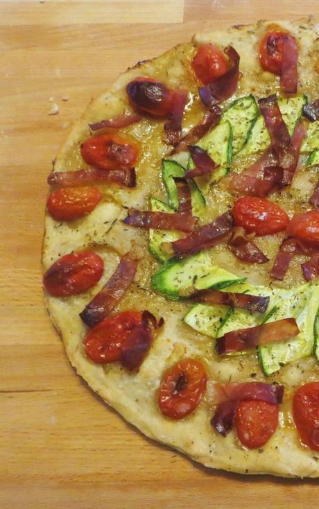 Schiacciata con zucchini, speck e datterini