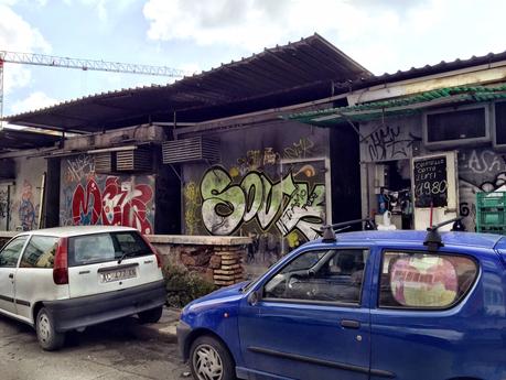 Questo foto mostrano ciò che a Roma si chiama mercato rionale. Per davvero. Questa struttura è realmente in attività. Mostratela ai cittadini di altre città o stranieri