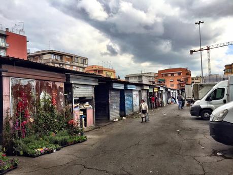 Questo foto mostrano ciò che a Roma si chiama mercato rionale. Per davvero. Questa struttura è realmente in attività. Mostratela ai cittadini di altre città o stranieri