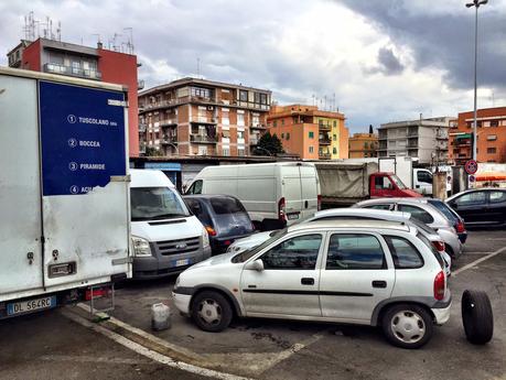 Questo foto mostrano ciò che a Roma si chiama mercato rionale. Per davvero. Questa struttura è realmente in attività. Mostratela ai cittadini di altre città o stranieri