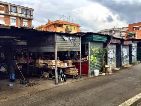 Questo foto mostrano ciò che a Roma si chiama mercato rionale. Per davvero. Questa struttura è realmente in attività. Mostratela ai cittadini di altre città o stranieri