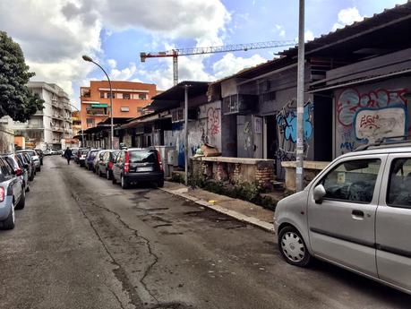 Questo foto mostrano ciò che a Roma si chiama mercato rionale. Per davvero. Questa struttura è realmente in attività. Mostratela ai cittadini di altre città o stranieri