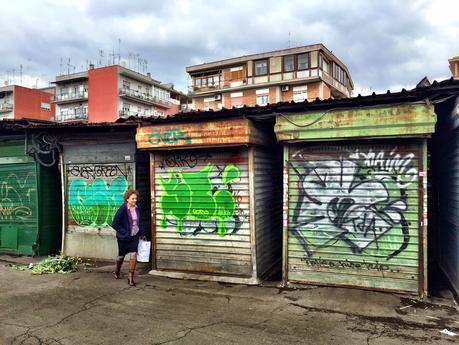 Questo foto mostrano ciò che a Roma si chiama mercato rionale. Per davvero. Questa struttura è realmente in attività. Mostratela ai cittadini di altre città o stranieri