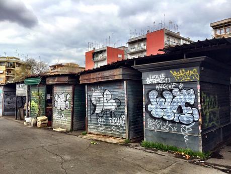 Questo foto mostrano ciò che a Roma si chiama mercato rionale. Per davvero. Questa struttura è realmente in attività. Mostratela ai cittadini di altre città o stranieri