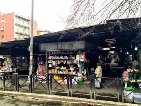 Questo foto mostrano ciò che a Roma si chiama mercato rionale. Per davvero. Questa struttura è realmente in attività. Mostratela ai cittadini di altre città o stranieri