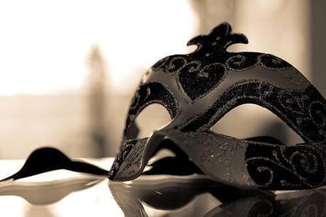 THE BLACK MASK di Virginia Rainbow