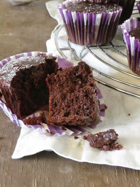 Muffins al cacao, panna acida di soia e caffé