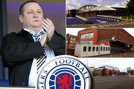 Lo stemma e i loghi del Rangers FC nella mani di Mike Ashley