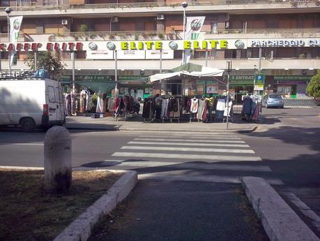 Bancarellopoli? Favela? Bidonville? No, è l'Appia Nuova. Una cosa da vomito, ma secondo alcuni il problema è il nuovo Happio