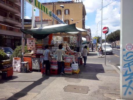 Bancarellopoli? Favela? Bidonville? No, è l'Appia Nuova. Una cosa da vomito, ma secondo alcuni il problema è il nuovo Happio