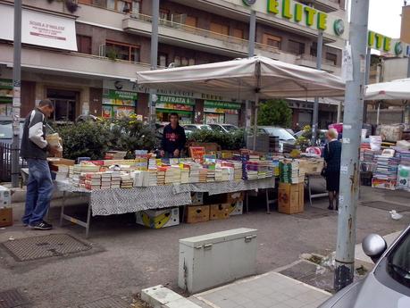 Bancarellopoli? Favela? Bidonville? No, è l'Appia Nuova. Una cosa da vomito, ma secondo alcuni il problema è il nuovo Happio