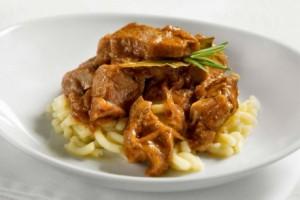 |⇨ Gulasch di manzo alla birra scura, paprika e cumino con patate schiacciate all’olio d’oliva