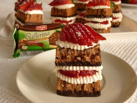 Tortini alla nocciola con crema alla ricotta e fragole