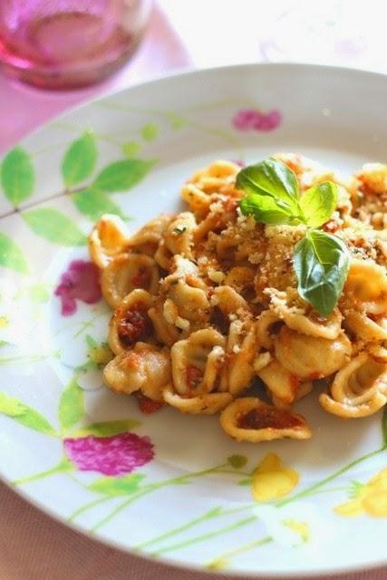 Il pesto: orecchiette al pesto di pomodorini secchi e freschi, basilico e maggiorana