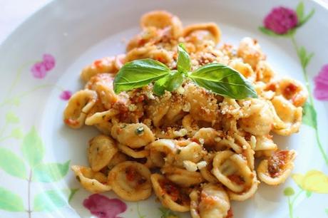 Il pesto: orecchiette al pesto di pomodorini secchi e freschi, basilico e maggiorana