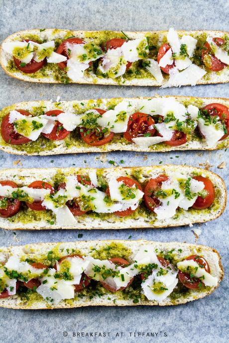 Bruschette al pesto, pomodorini e grana / Bruschette with pesto sauce, cherry tomatoes and Grana cheese