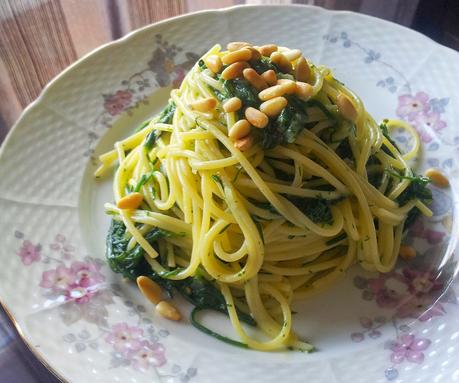 Spaghetti agli agretti, limone e pinoli