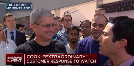 Tim Cook presente all'Apple Store di Palo Alto per la presentazione dell'Apple Watch