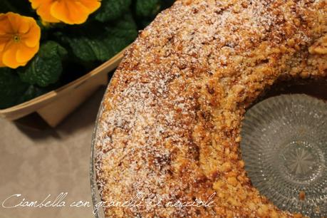 Ciambella con granelli di nocciole