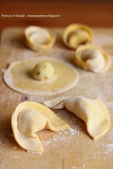 Tortelloni di pesce profumati alla menta con salsa di pane all'arancia - ispirazione gourmet