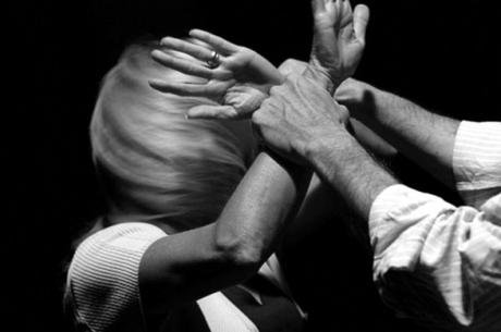 Erano in due e mi hanno obbligata a mangiare carne!