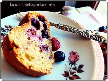 Torta con frutti di bosco e fragole senza latticini  / Cake with berries and strawberries without dairy products