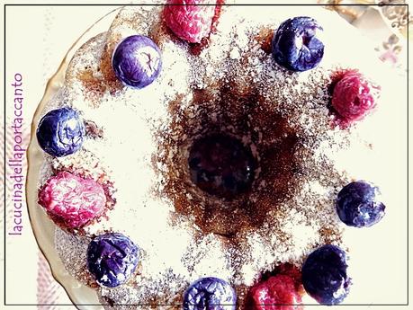 Torta con frutti di bosco e fragole senza latticini  / Cake with berries and strawberries without dairy products